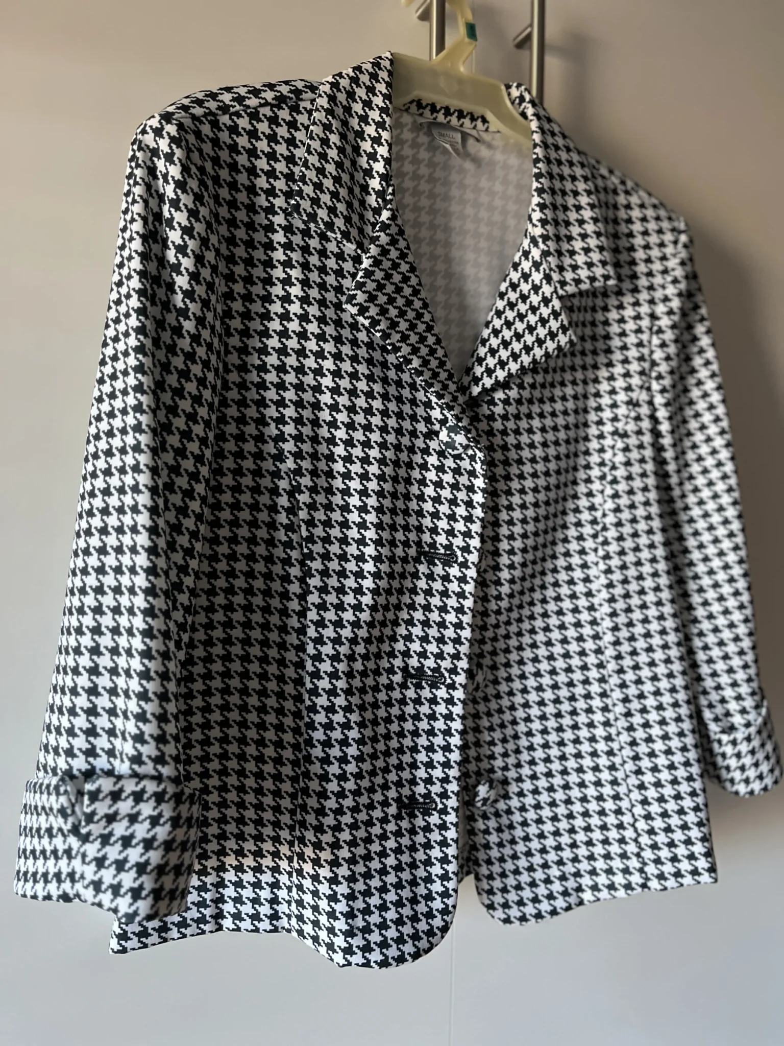 Featured image for Black and white houndstooth long-sleeved jacket – Dressbarn