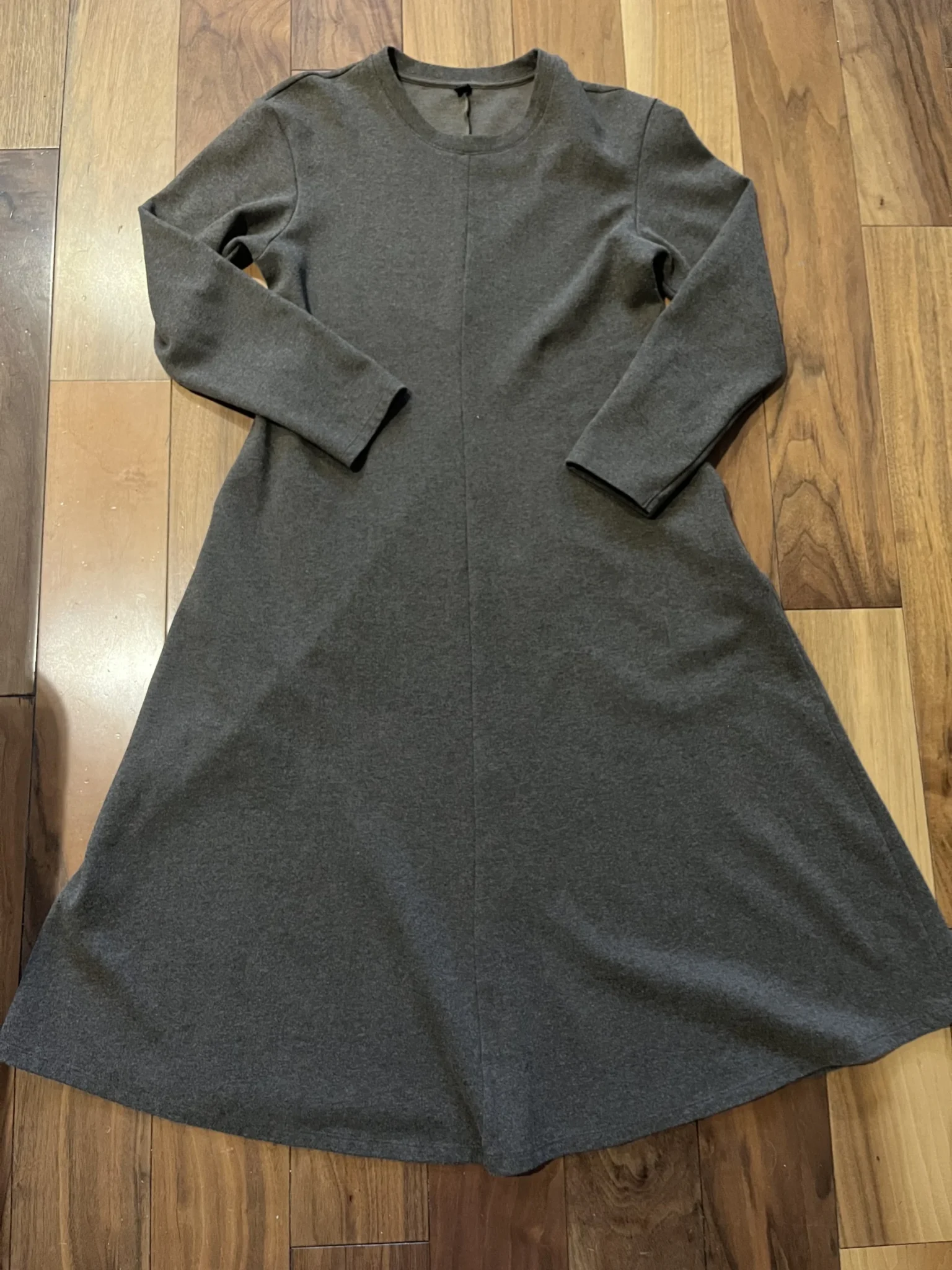 Featured image for Robe longue en molleton kaki Uniqlo