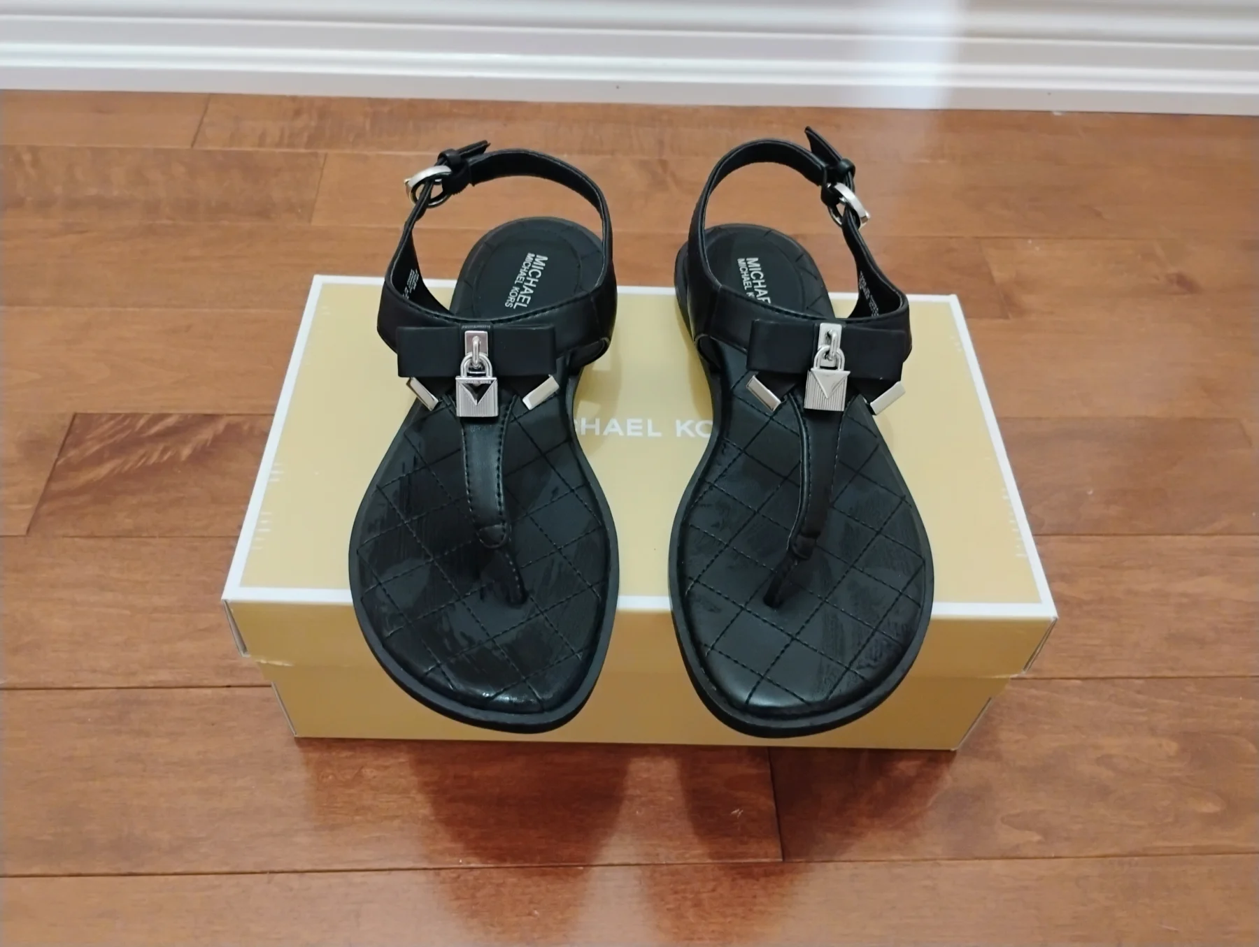 Sandales noires matelassées à bride en T de Michael Kors, avec finitions argentées Michael Kors seconde main