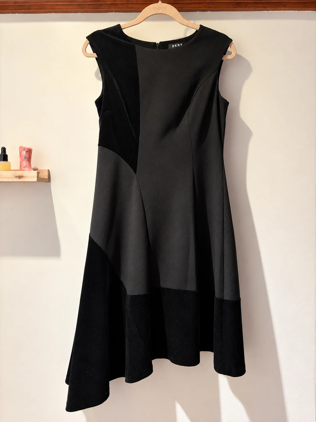 Robe DKNY noire – Jeu de textures et coupe asymétrique – Taille 6 *Autre seconde main