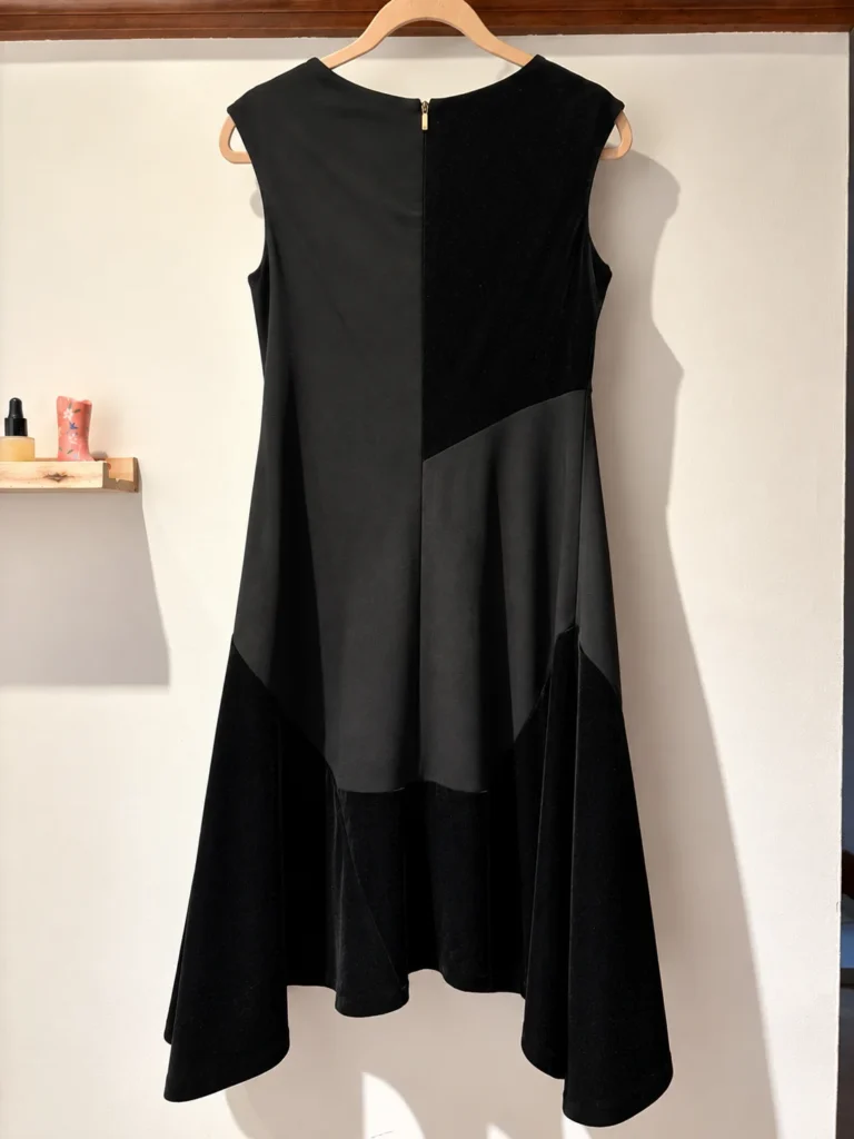 Image for Black DKNY dress – A mix of textures and an asymmetrical cut – Size 6