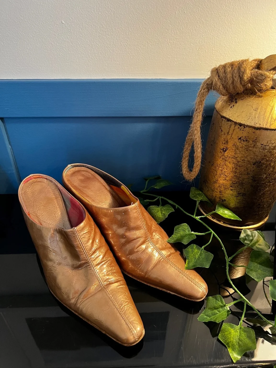 Featured image for Gold-coloured leather shoes – 7½