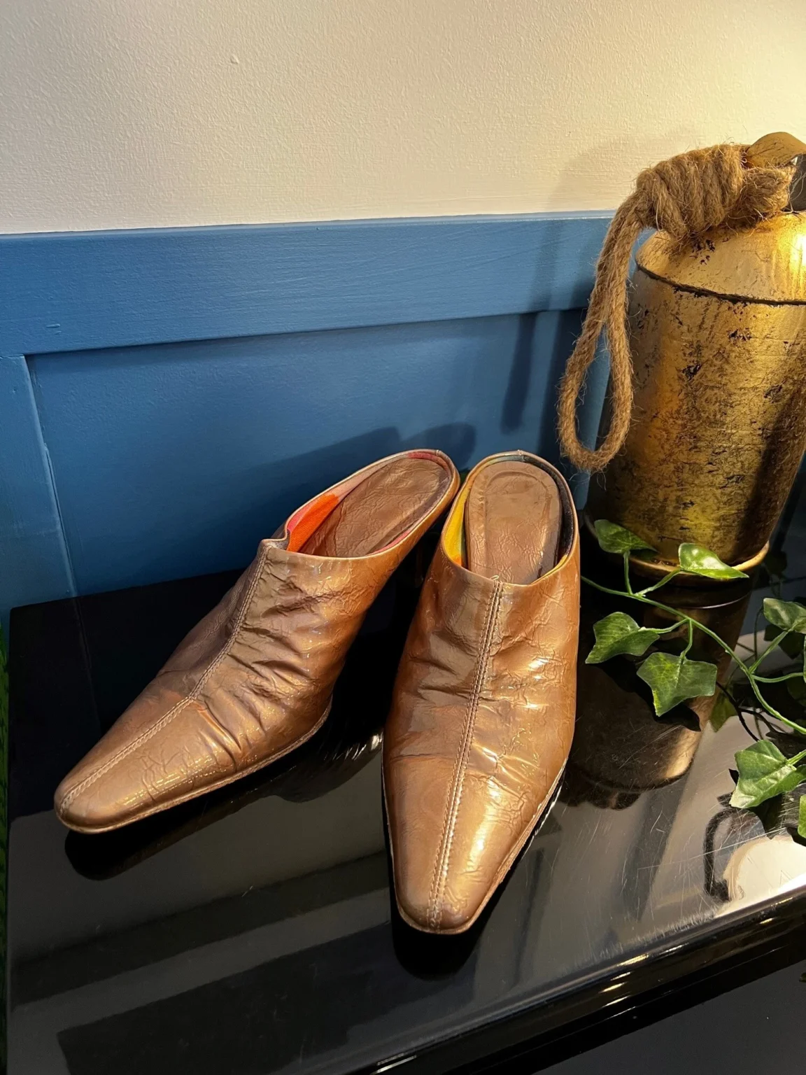 Image for Gold-coloured leather shoes – 7½