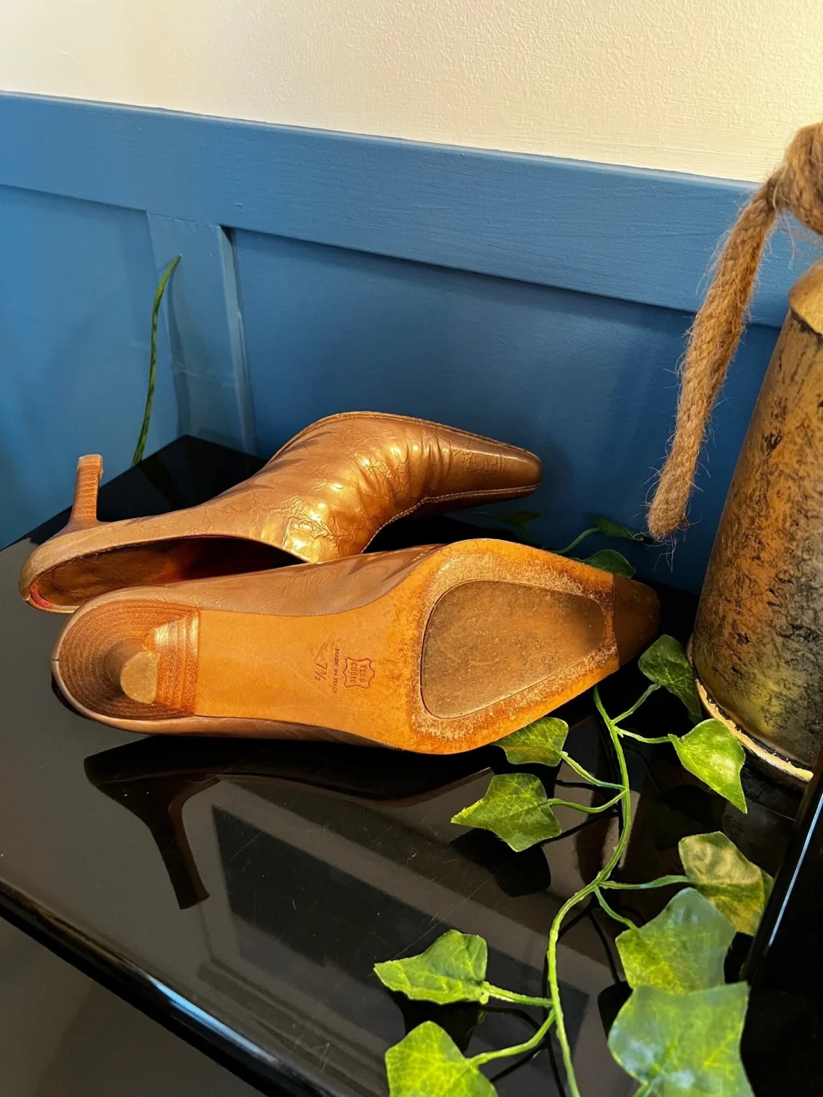 Image for Gold-coloured leather shoes – 7½
