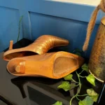 Thumbnail for Gold-coloured leather shoes – 7½