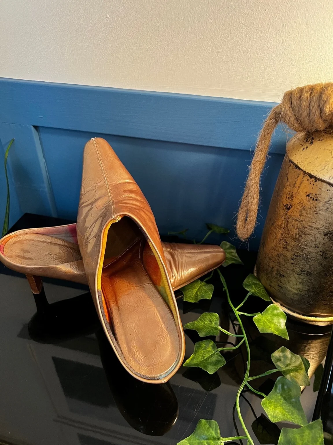 Image for Gold-coloured leather shoes – 7½