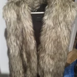Featured thumbnail for [RARE] Gilet sans manches en fausse fourrure Talula (Vintage - Aritzia) avec grand capuchon - xxs