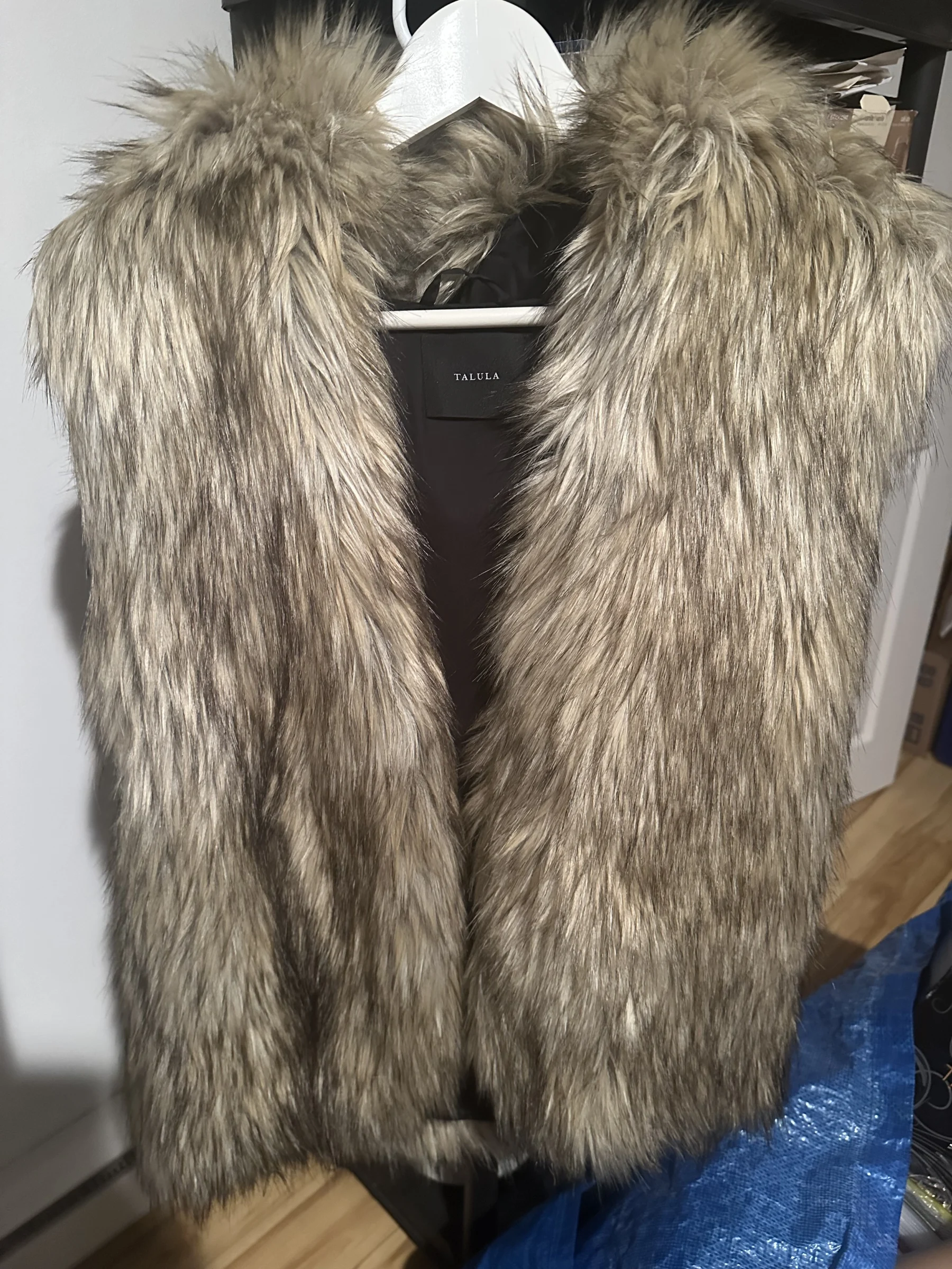 [RARE] Gilet sans manches en fausse fourrure Talula (Vintage - Aritzia) avec grand capuchon - xxs Aritzia seconde main