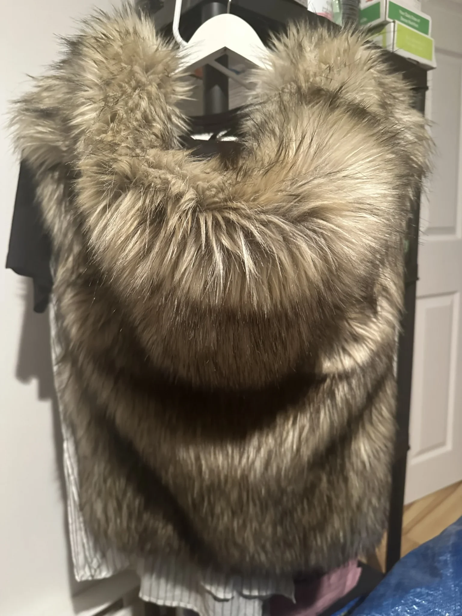 Image for [RARE] Gilet sans manches en fausse fourrure Talula (Vintage - Aritzia) avec grand capuchon - xxs
