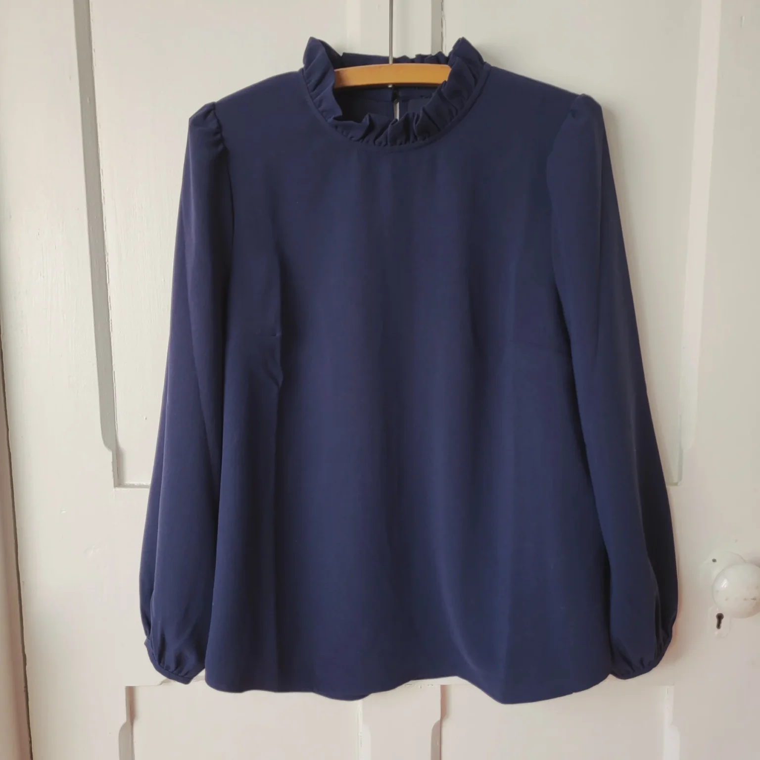 Image for Blouse J.Crew bleu marine à col volanté et manches bouffantes, taille S