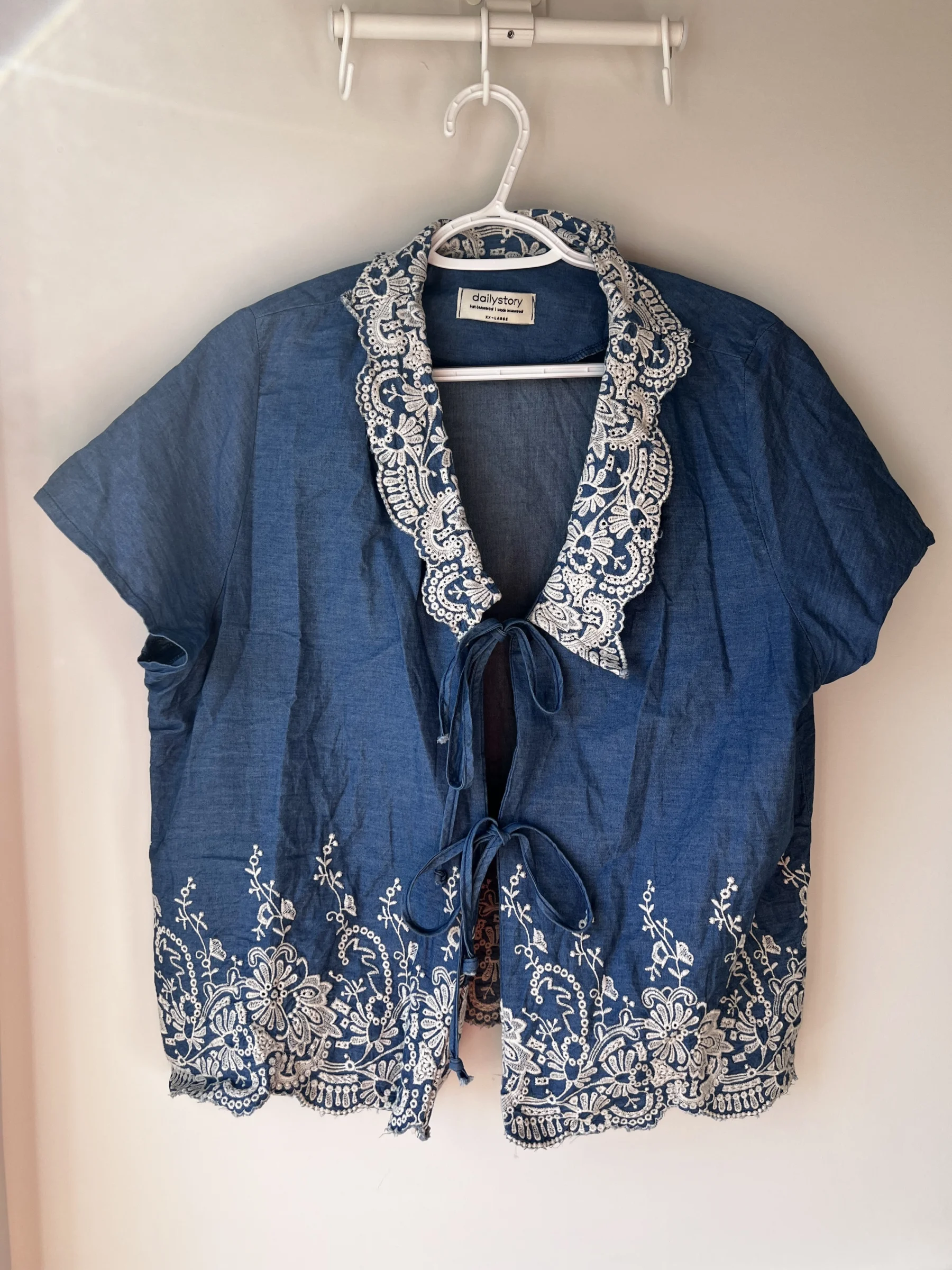 Haut à broderie Daily Story seconde main