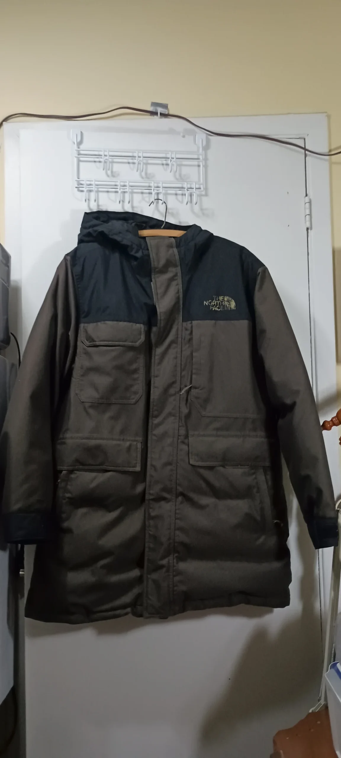 The North Face hooded winter coat – Black and dark grey, camouflage lining, integrated balaclava. The North Face seconde main