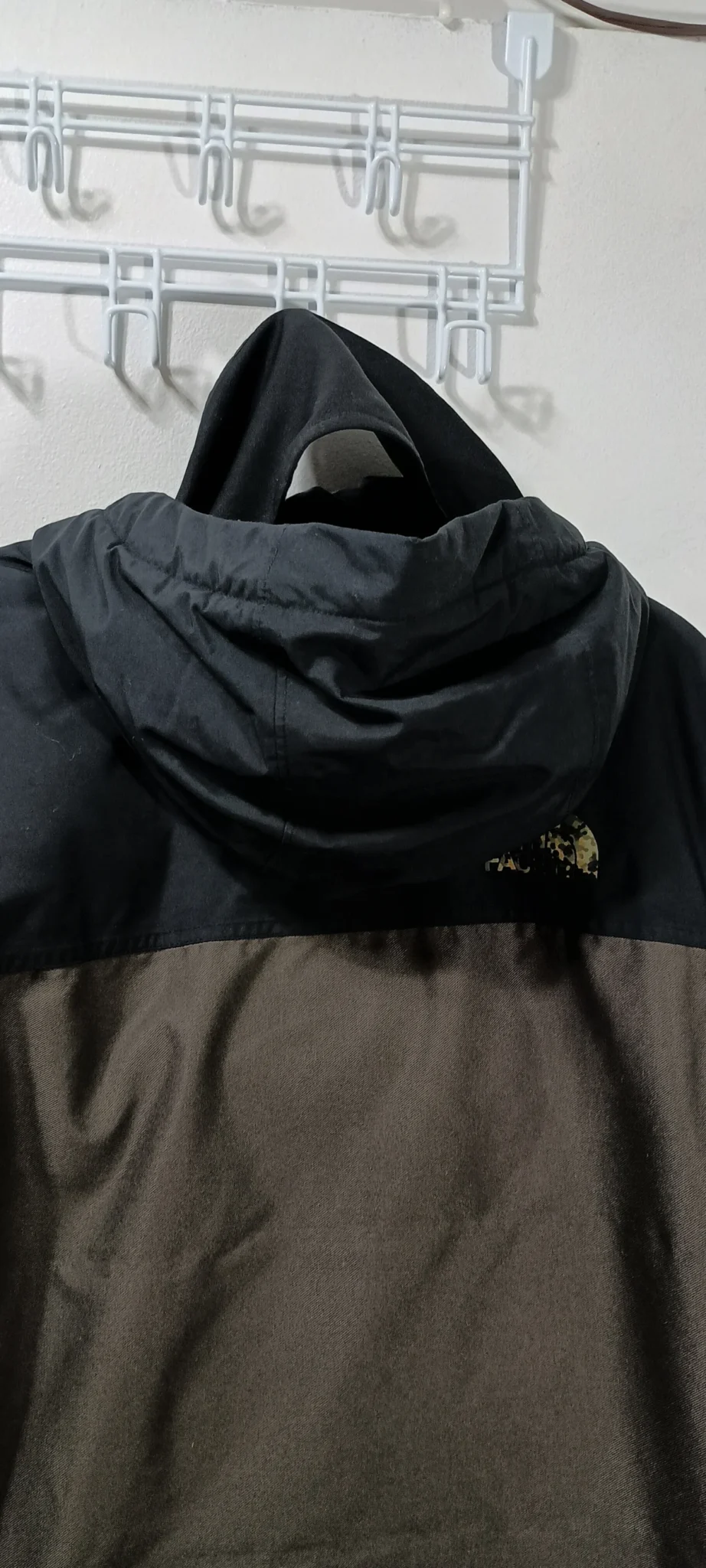Image for The North Face hooded winter coat – Black and dark grey, camouflage lining, integrated balaclava.