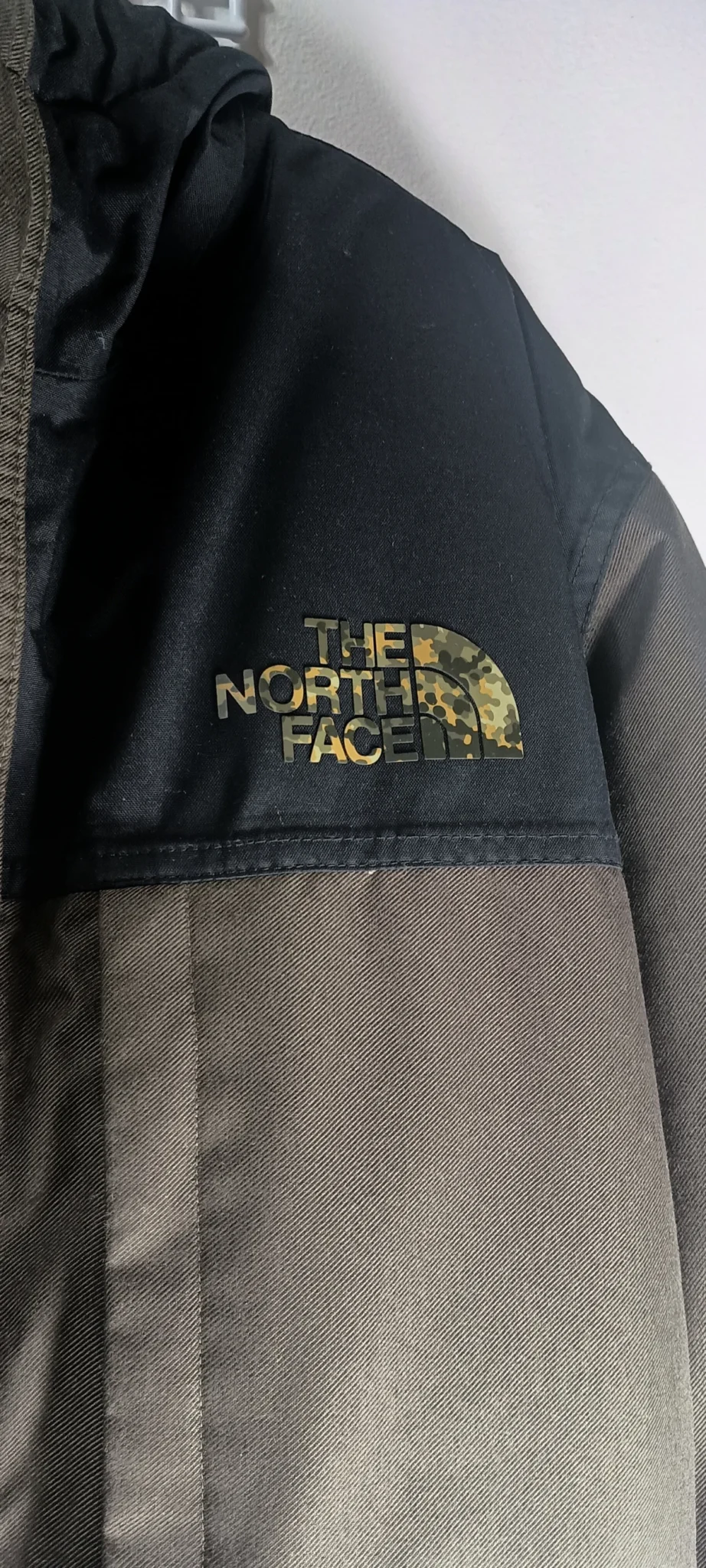 Image for The North Face hooded winter coat – Black and dark grey, camouflage lining, integrated balaclava.