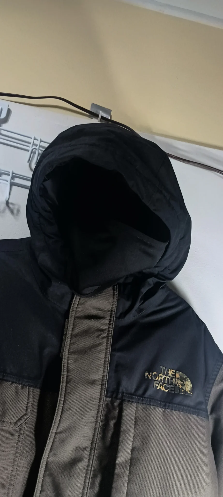 Image for The North Face hooded winter coat – Black and dark grey, camouflage lining, integrated balaclava.