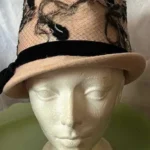 Featured thumbnail for Chapeau de feutre rose à voilette et plumes - Original / Chic / VINTAGE