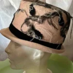 Thumbnail for Chapeau de feutre rose à voilette et plumes - Original / Chic / VINTAGE