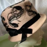 Thumbnail for Chapeau de feutre rose à voilette et plumes - Original / Chic / VINTAGE