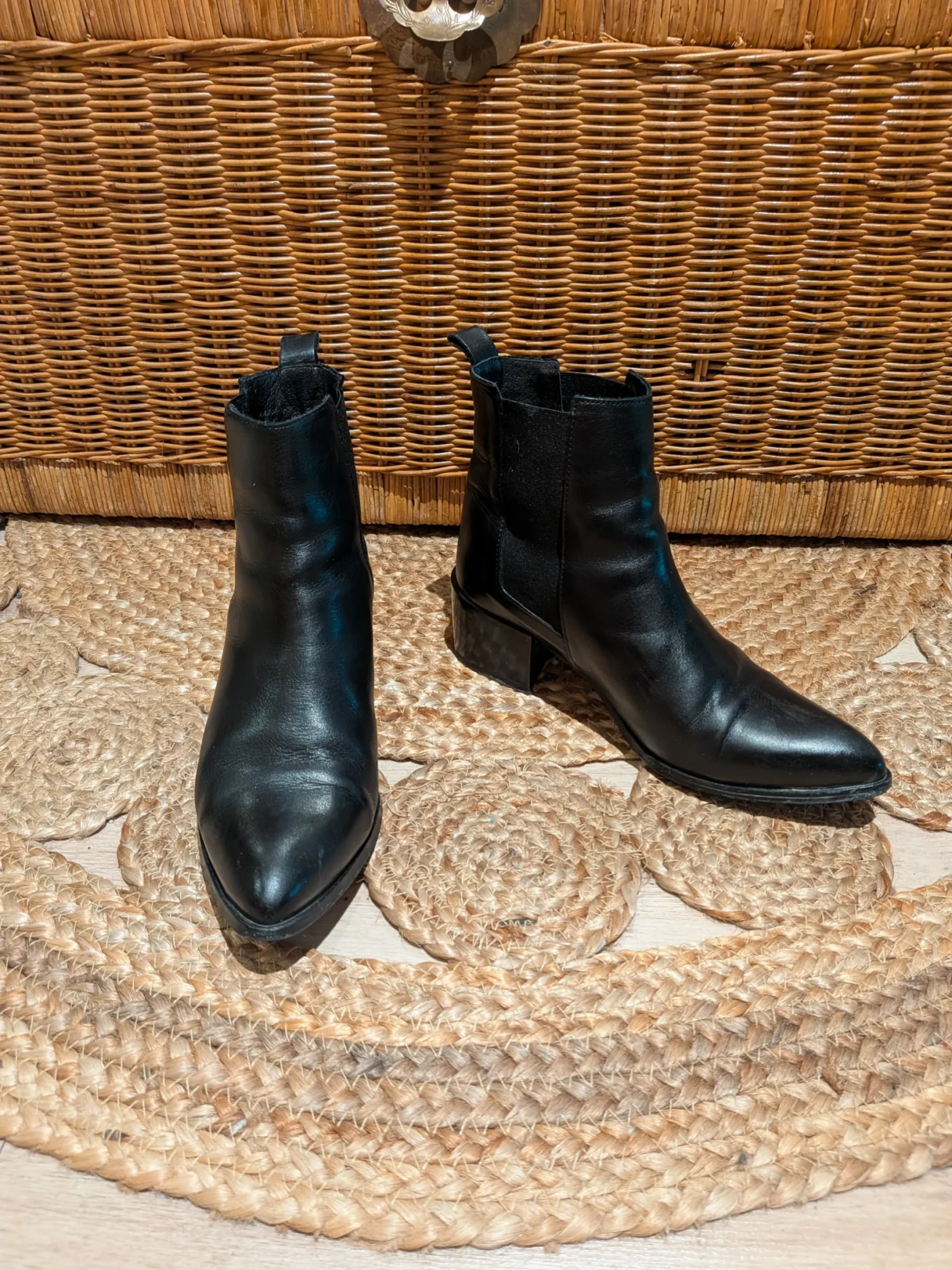 Image for 🖤 Leather Chelsea boots