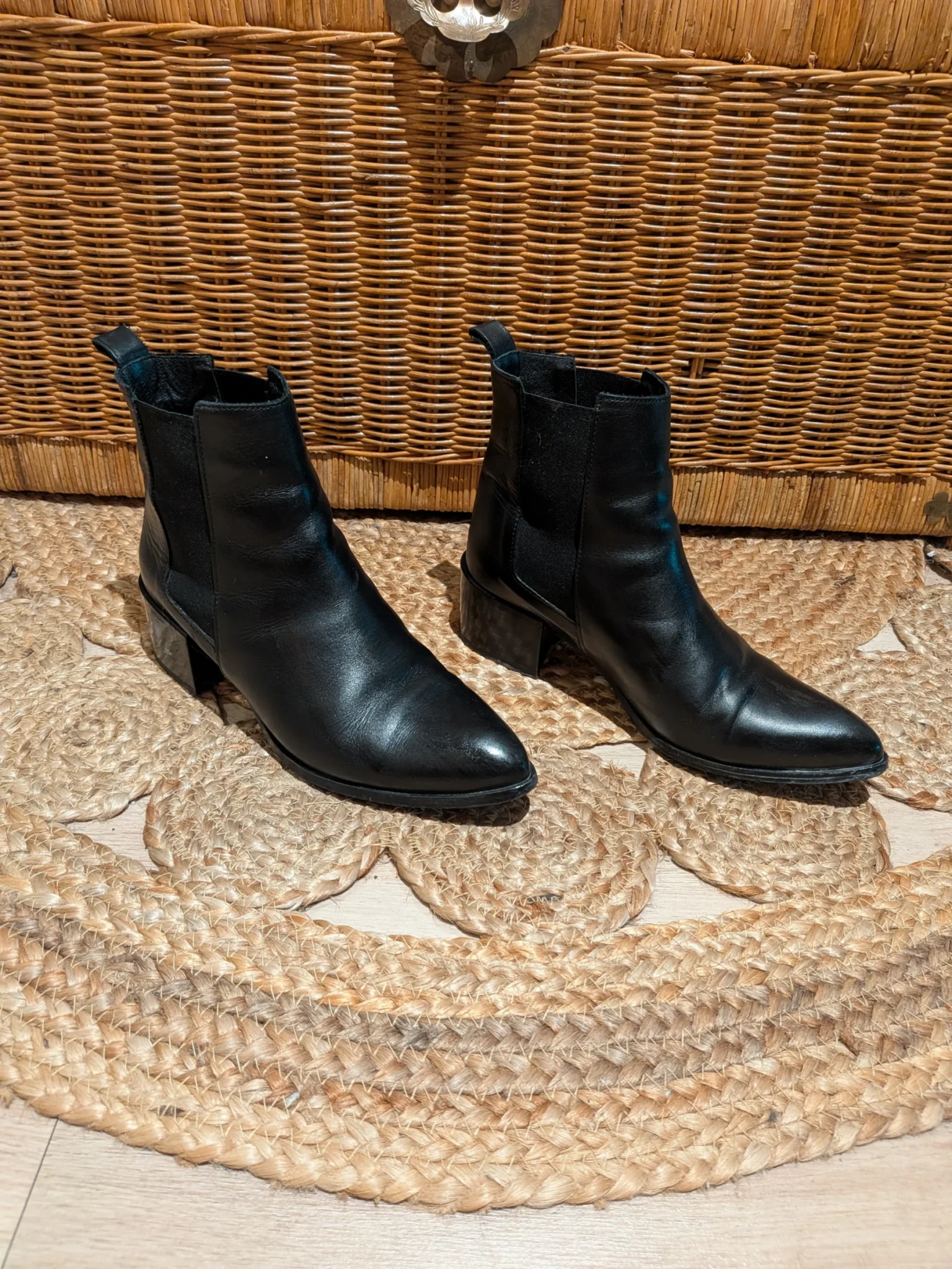 Image for 🖤 Leather Chelsea boots