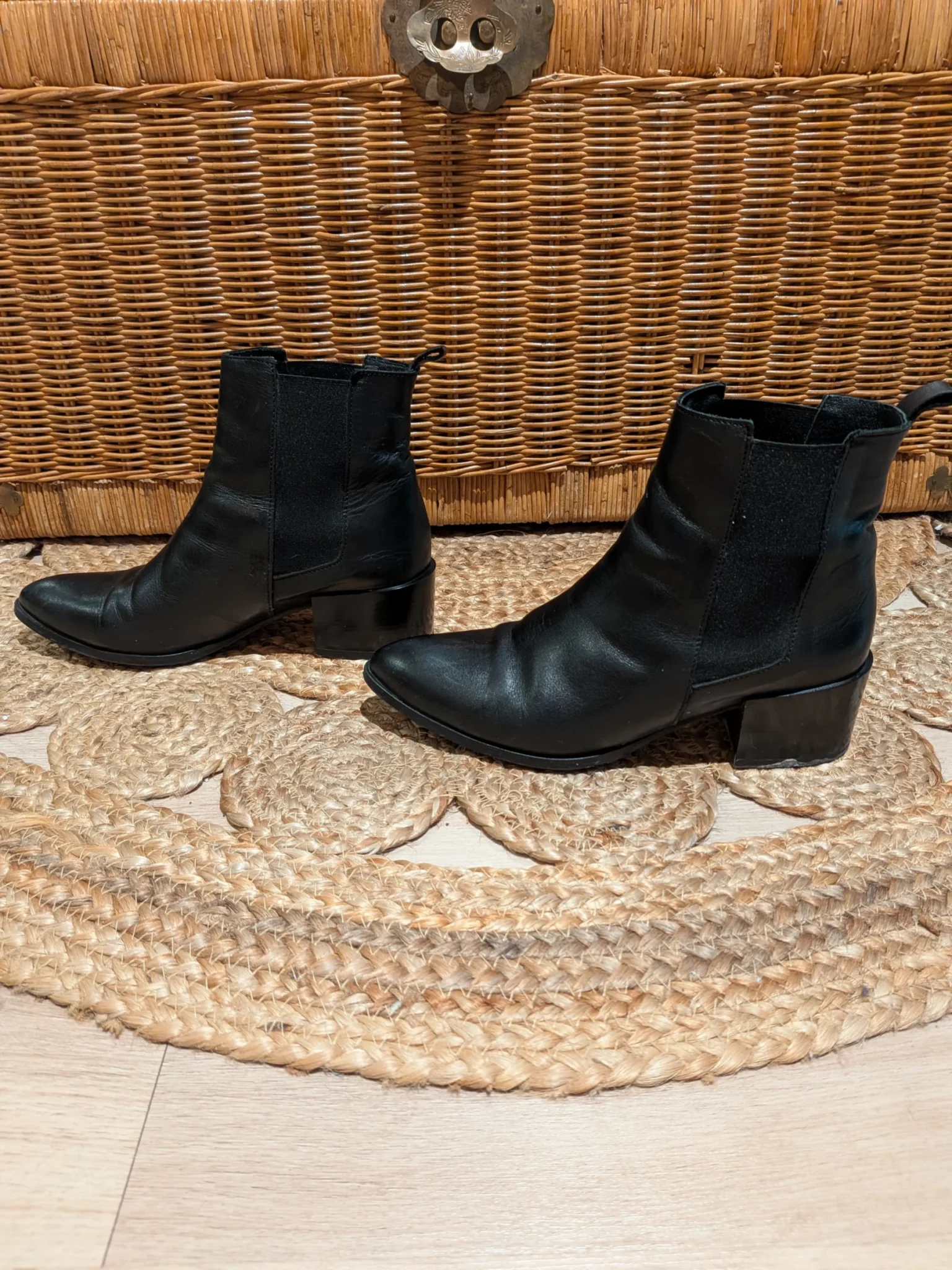 Image for 🖤 Leather Chelsea boots