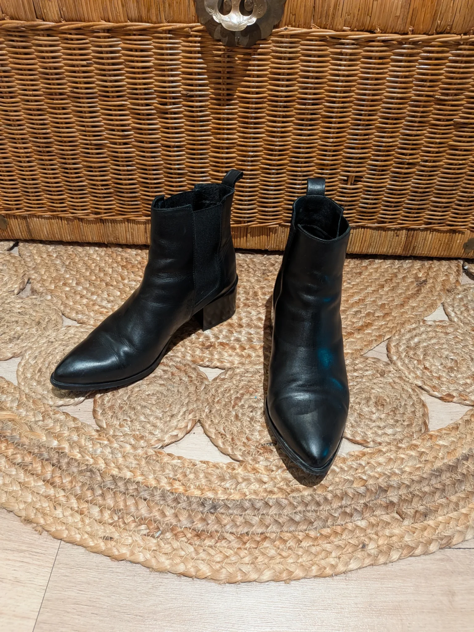 Image for 🖤 Leather Chelsea boots