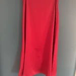 Featured thumbnail for Jouer longue rouge en satin évasé