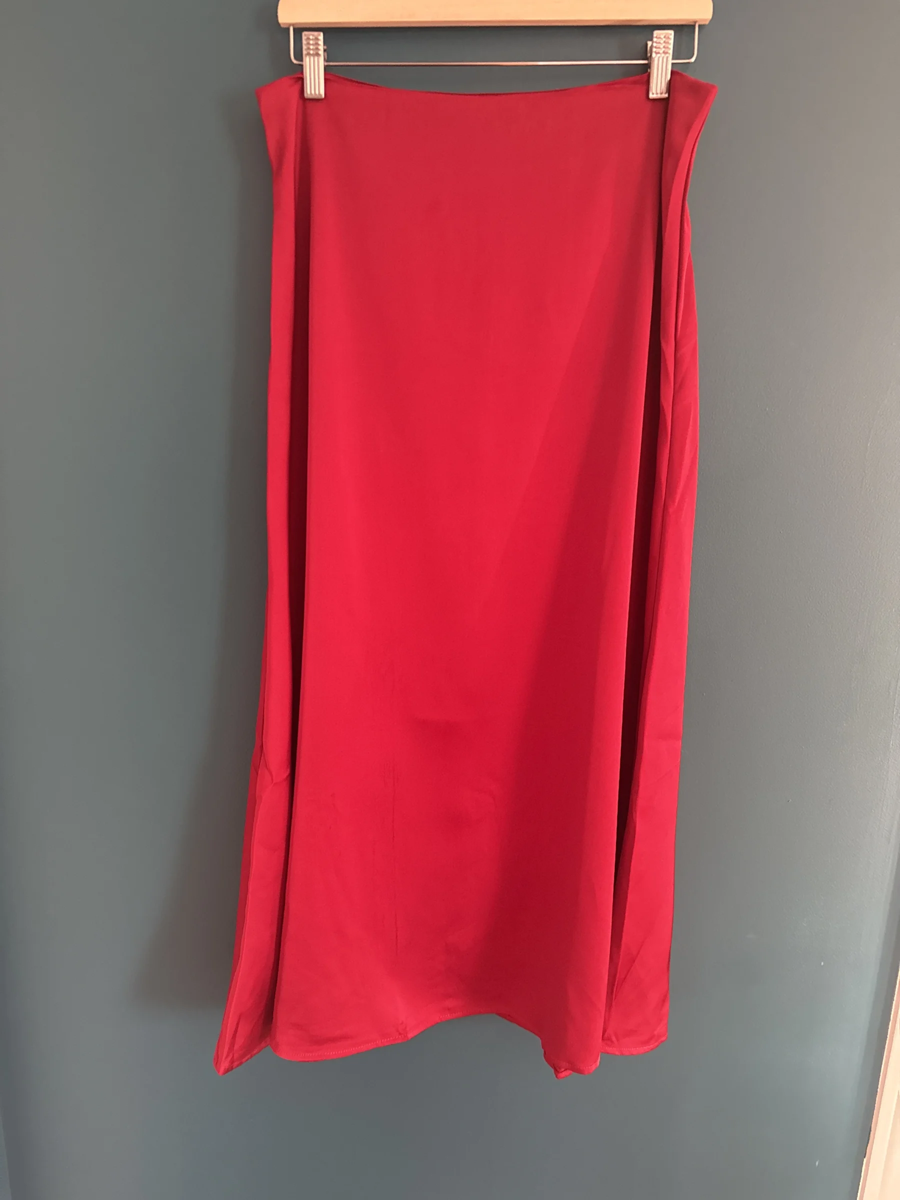 Jouer longue rouge en satin évasé *Autre seconde main