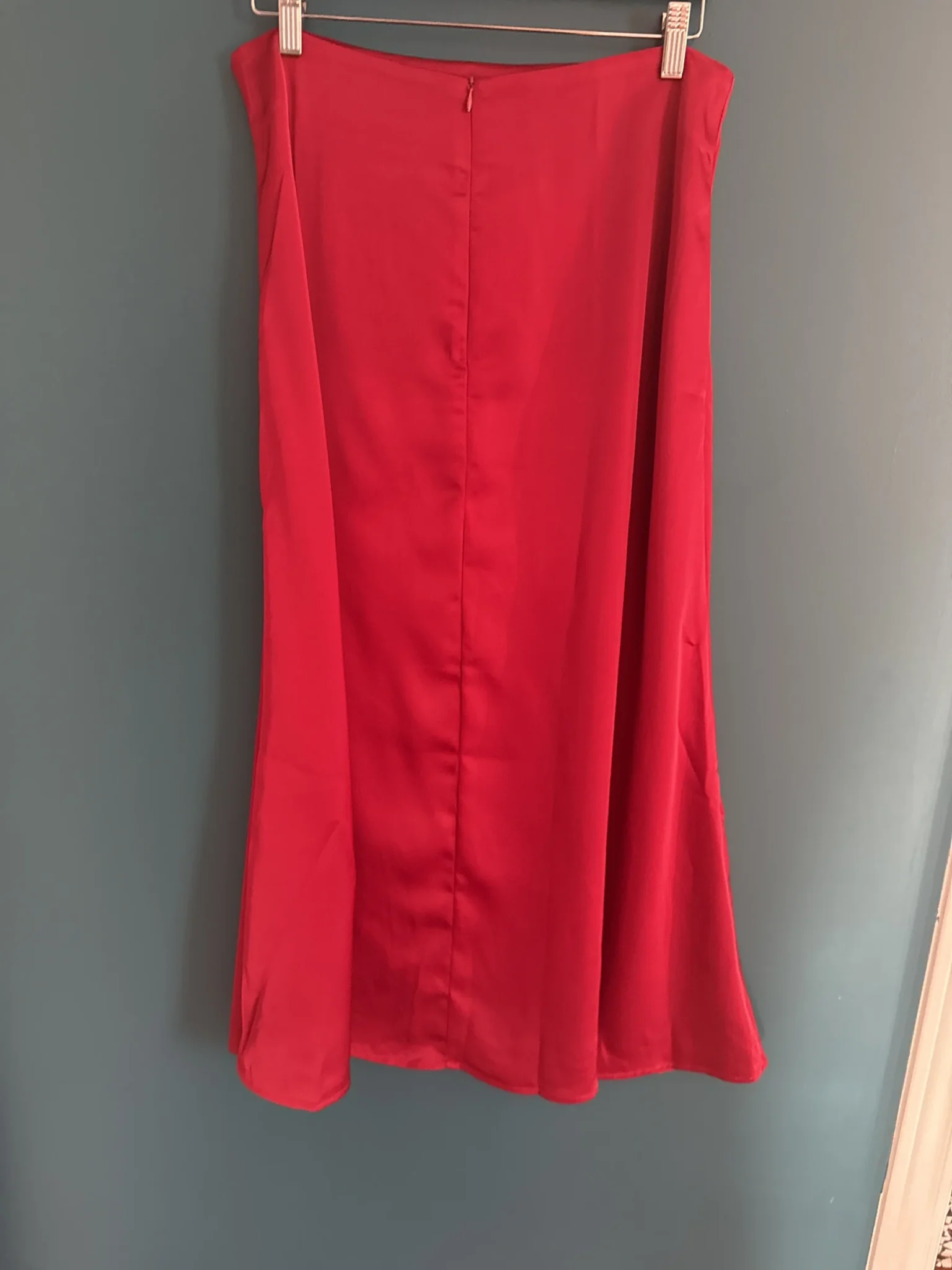 Image for Jouer longue rouge en satin évasé