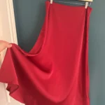 Thumbnail for Jouer longue rouge en satin évasé