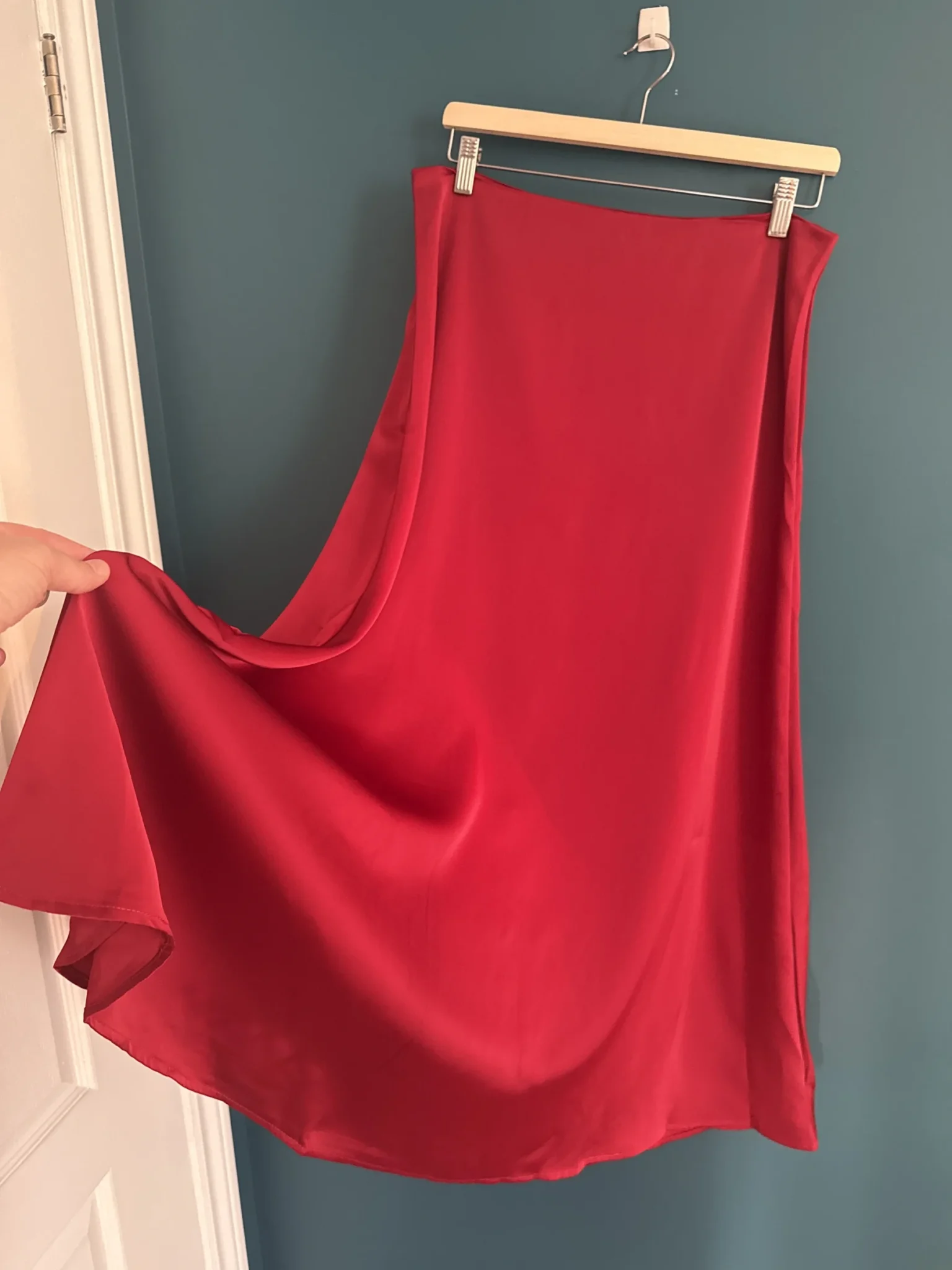 Image for Jouer longue rouge en satin évasé
