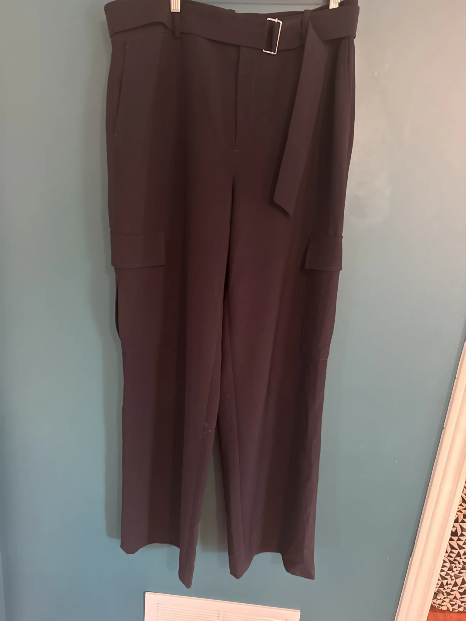 Featured image for Pantalon habillé bleu marin poches cargo sur le côté, ceinture . Taille haute