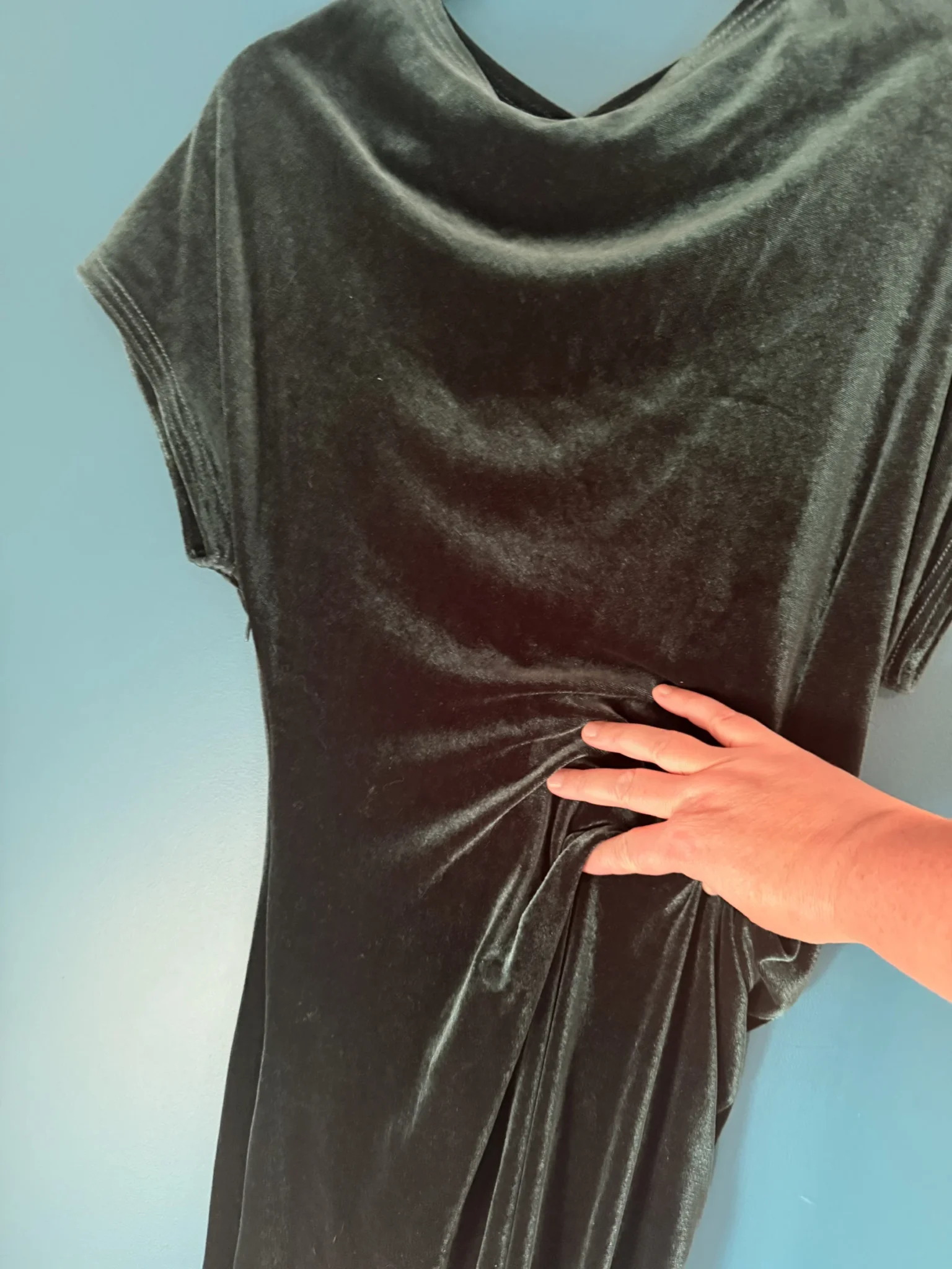 Featured image for Robe velours vert forêt drappée au niveau de la taille