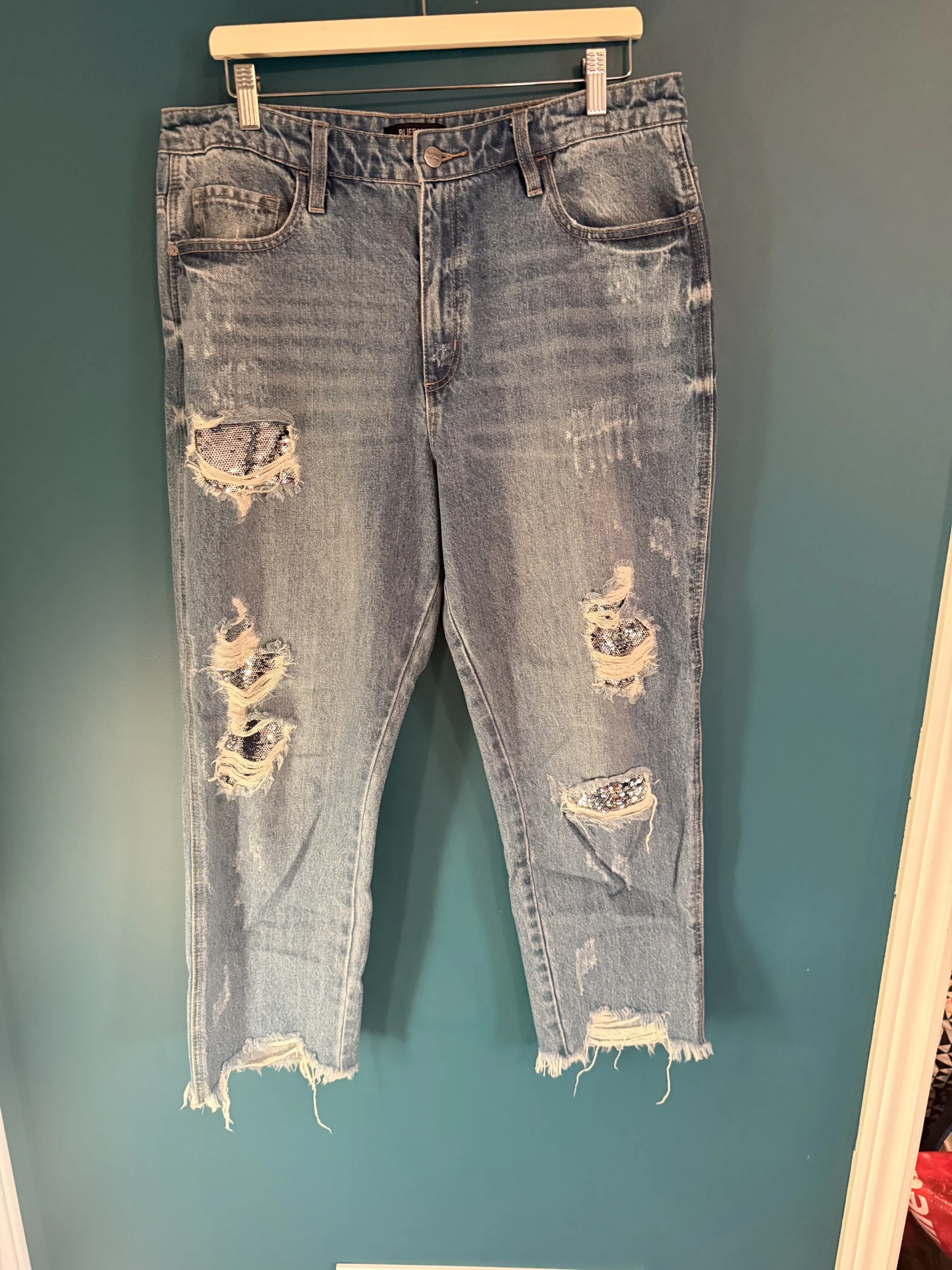 Jeans coupe girlfriend avec déchirures et patch sequins 2 tons Buffalo seconde main