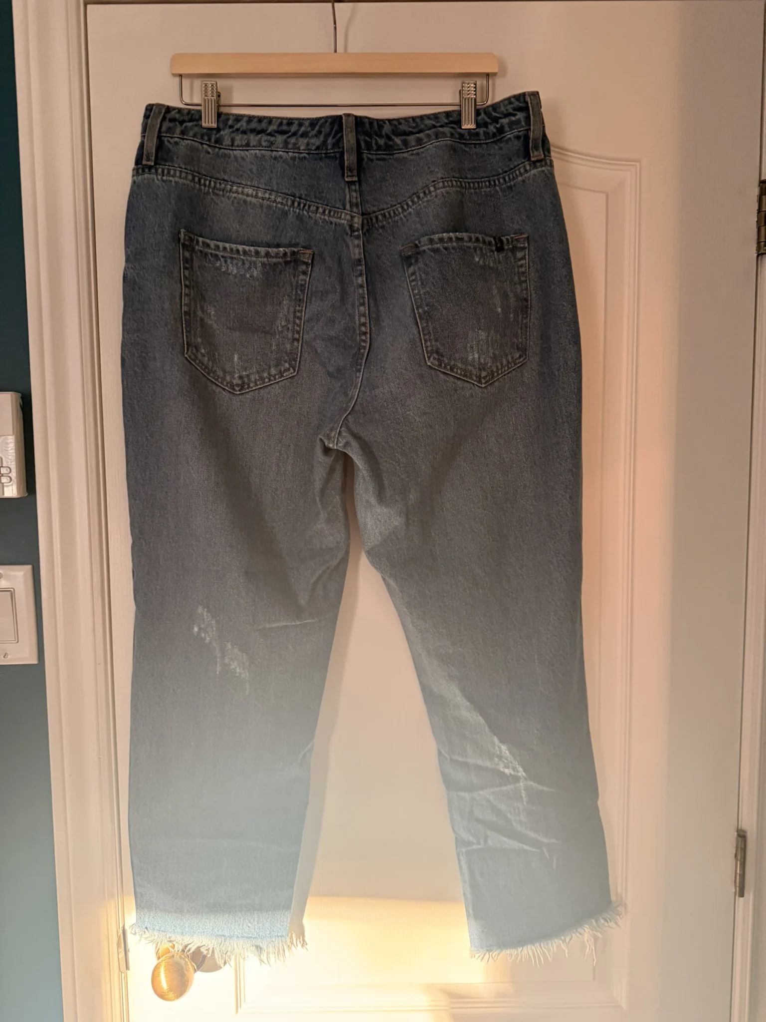 Image for Jeans coupe girlfriend avec déchirures et patch sequins 2 tons