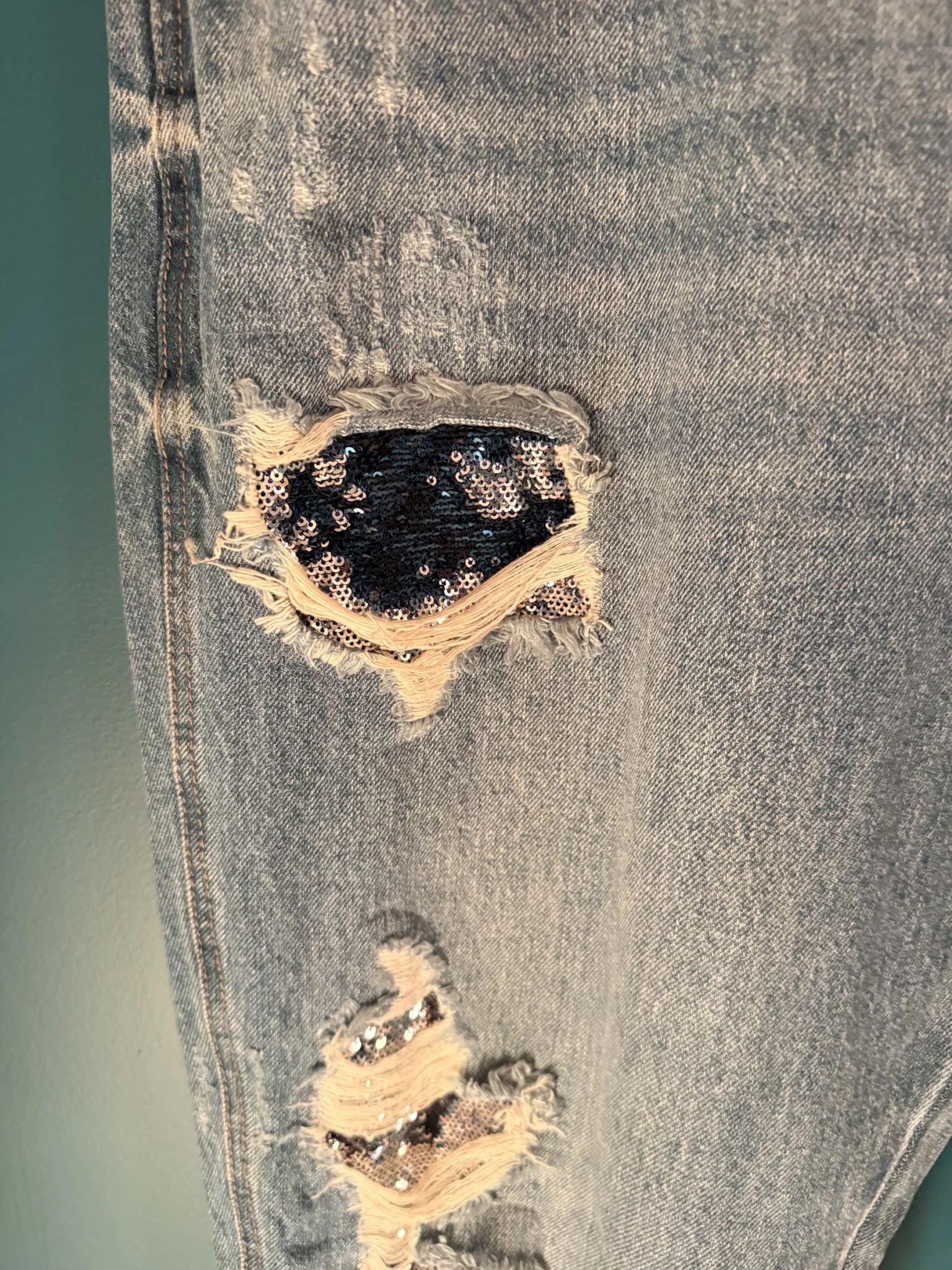 Image for Jeans coupe girlfriend avec déchirures et patch sequins 2 tons