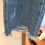 Thumbnail for Jeans coupe girlfriend avec déchirures et patch sequins 2 tons