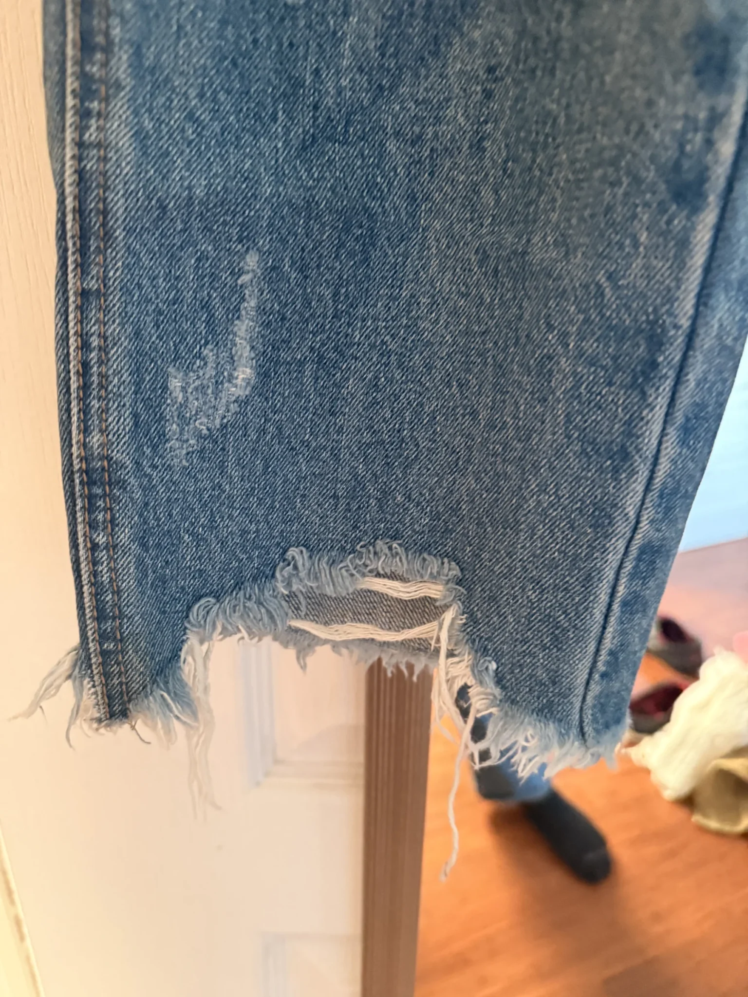 Image for Jeans coupe girlfriend avec déchirures et patch sequins 2 tons