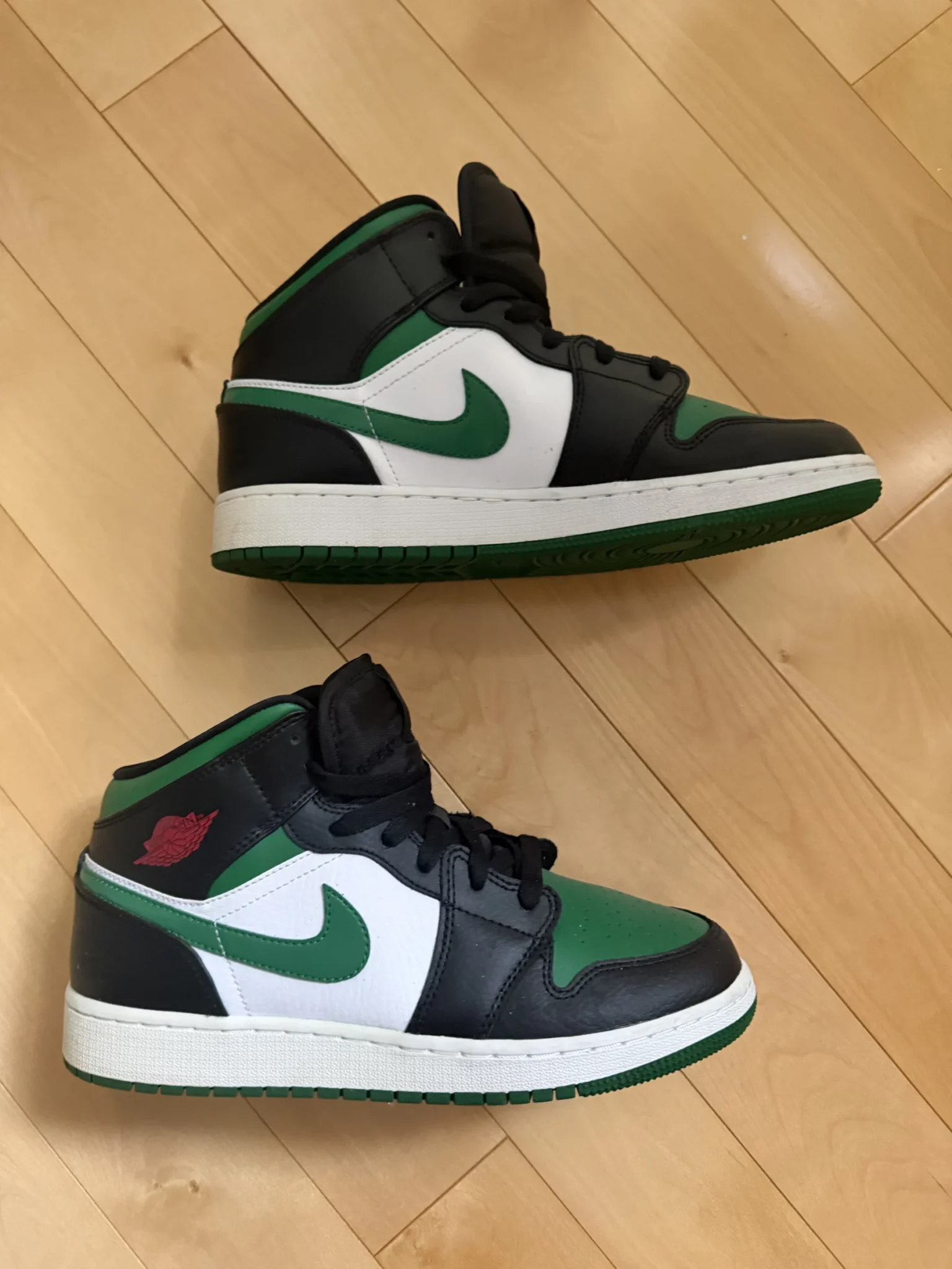 Featured image for Jordan Mid vert et noir taille 7Y