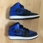 Featured thumbnail for Jordan Mid bleu et noir taille 7Y