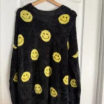 Featured thumbnail for Long chandail poilu à motif smiley Twik