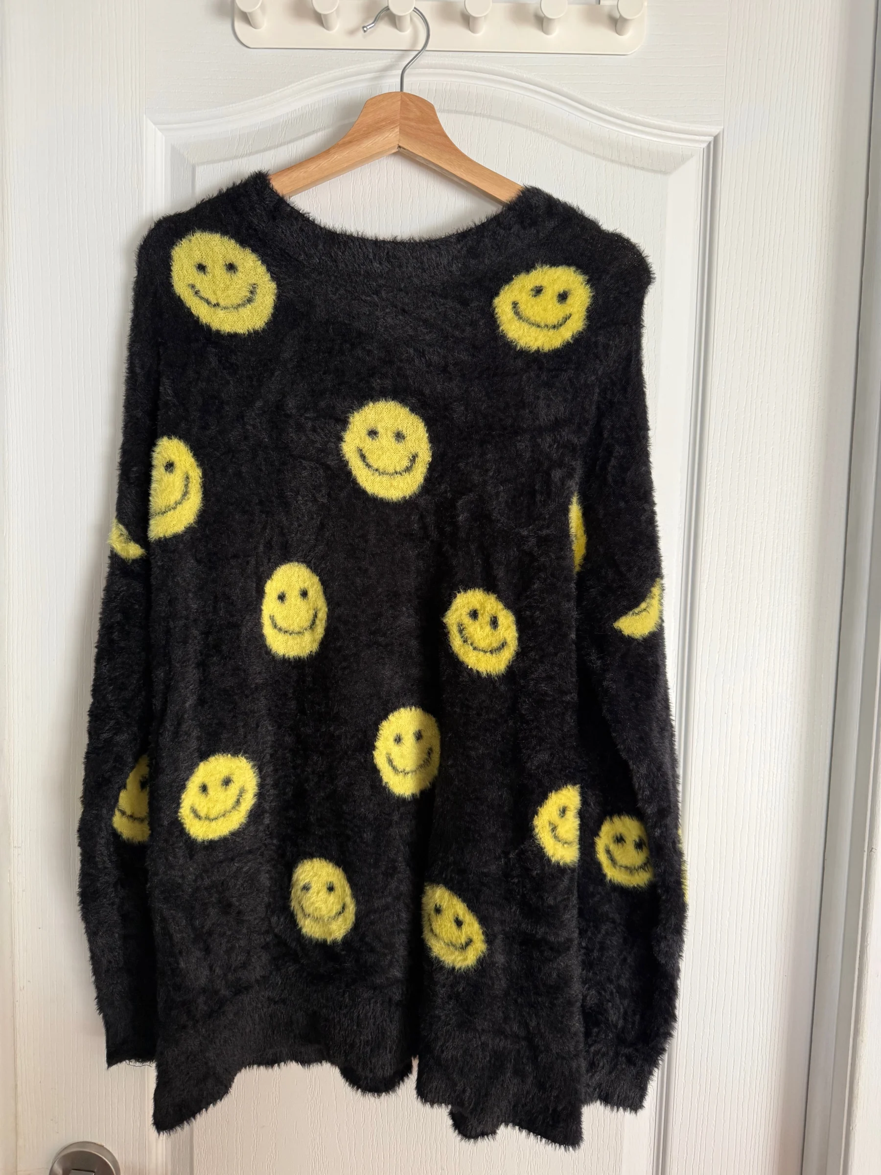Long, fluffy jumper with a Twik smiley face design Twik seconde main