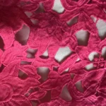 Thumbnail for Robe rouge effet dentelle
