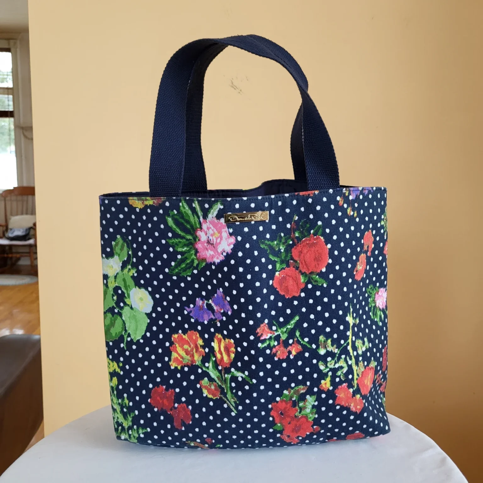 Image for Sac fourre-tout Oscar de La Renta en toile à motifs floraux et à pois