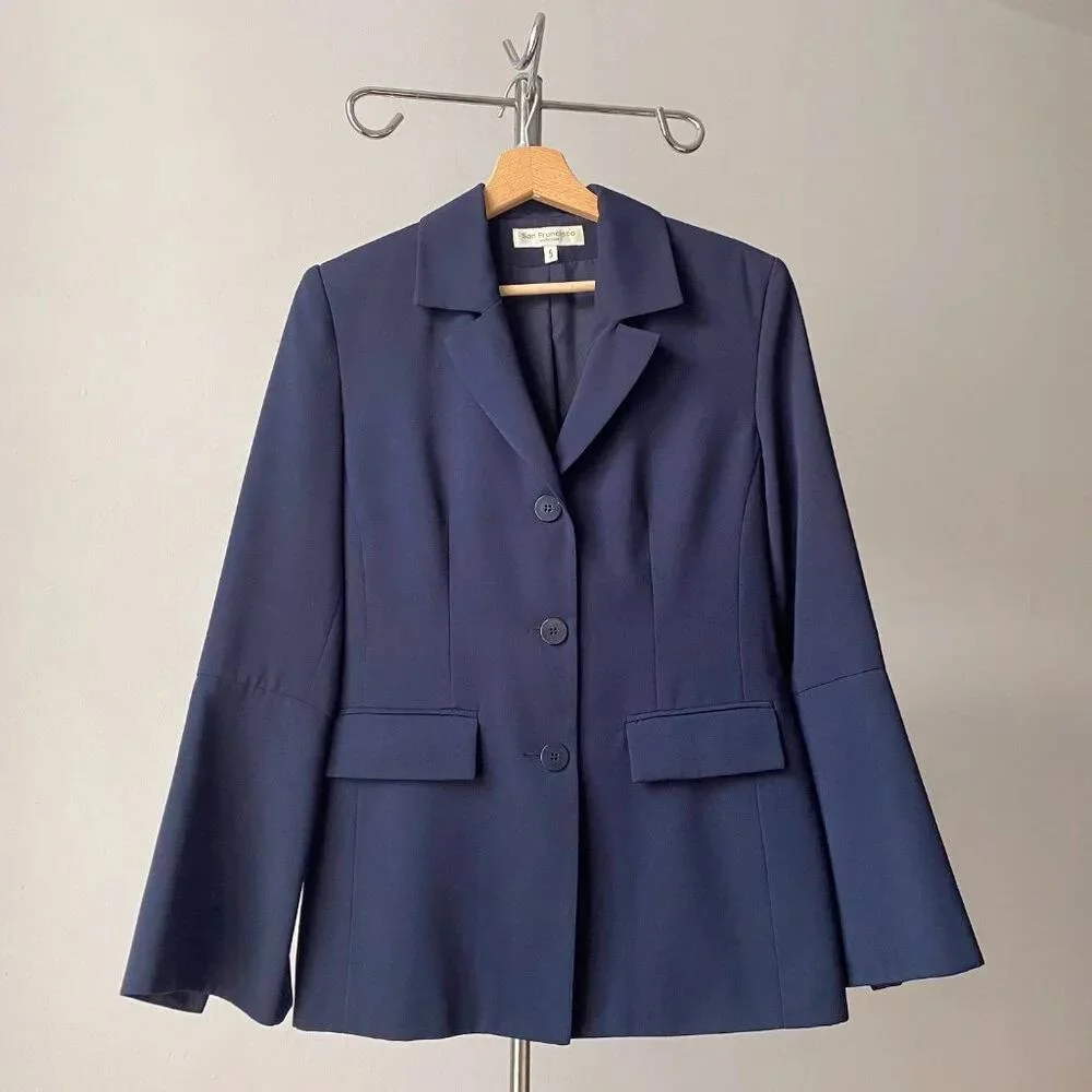 Blazer cintré bleu marin minimaliste vintage des années 90 avec larges poignets fendus à boutons Vintage seconde main