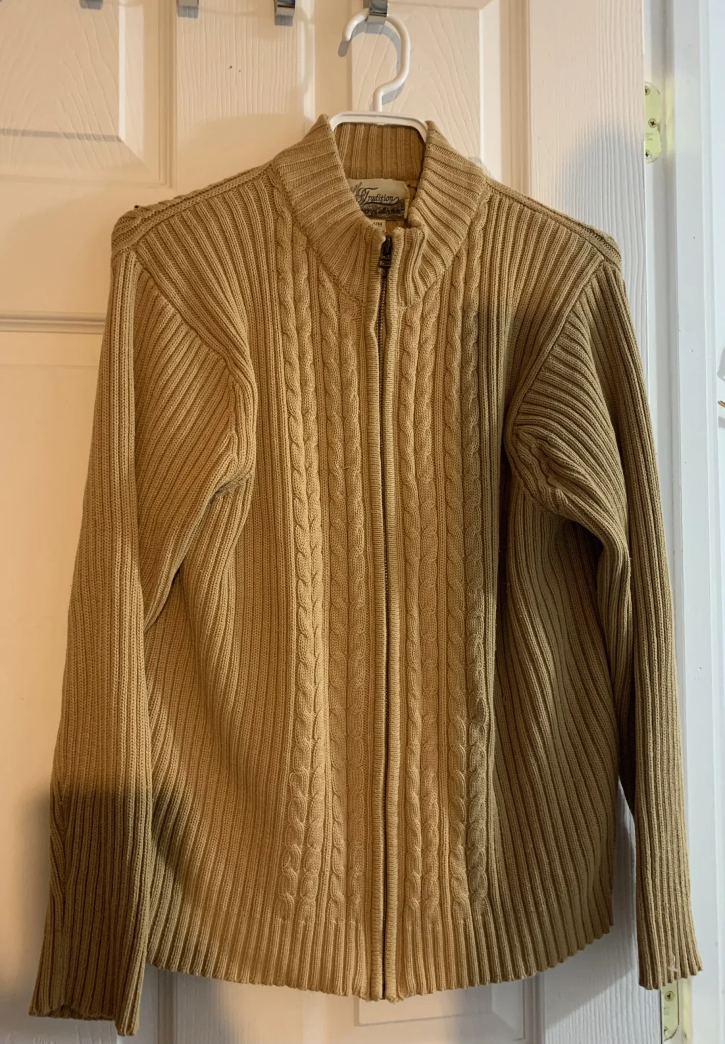 Featured image for Cardigan vintage beige en maille torsadée – Tradition Sears – Taille M (État Neuf)