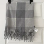 Featured thumbnail for Grande écharpe grise à carreaux neuve H&M