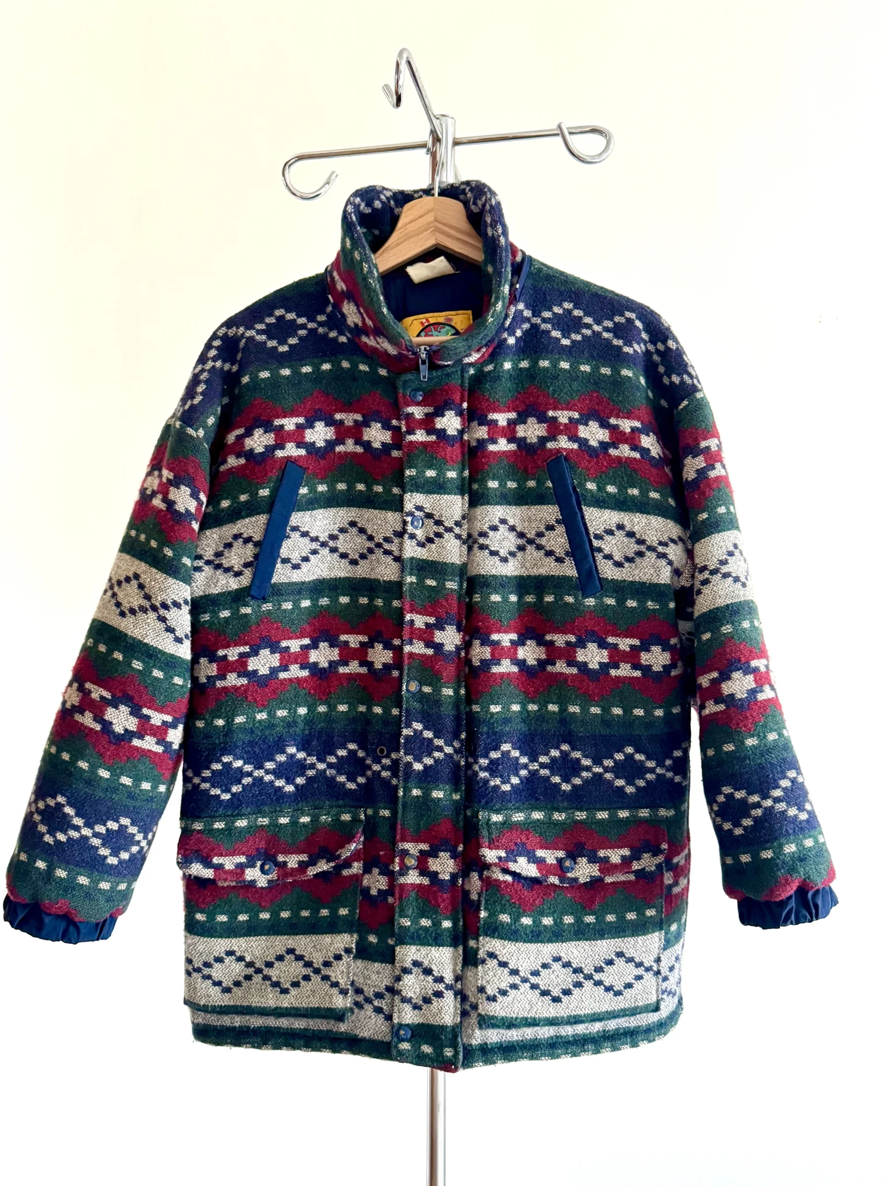 Veste vintage rouge bleu vert à motif géométrique aztèque sud-ouest en laine mélangée isolée Vintage seconde main