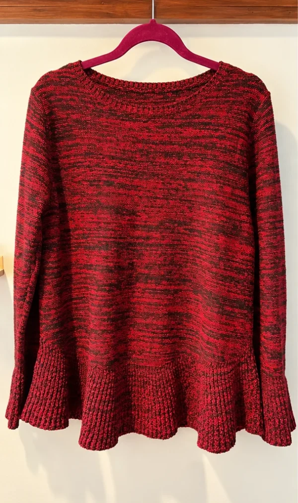 Featured image for Chandail en tricot chiné rouge et noir – Manches évasées – Style artisanal