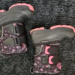 Featured thumbnail for Belles bottes d'hiver bien entretenues de taille 7 toddler fille